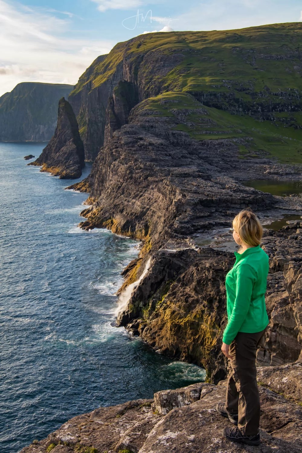At Bosdalafossur waterfall on the hike to Trælanípa