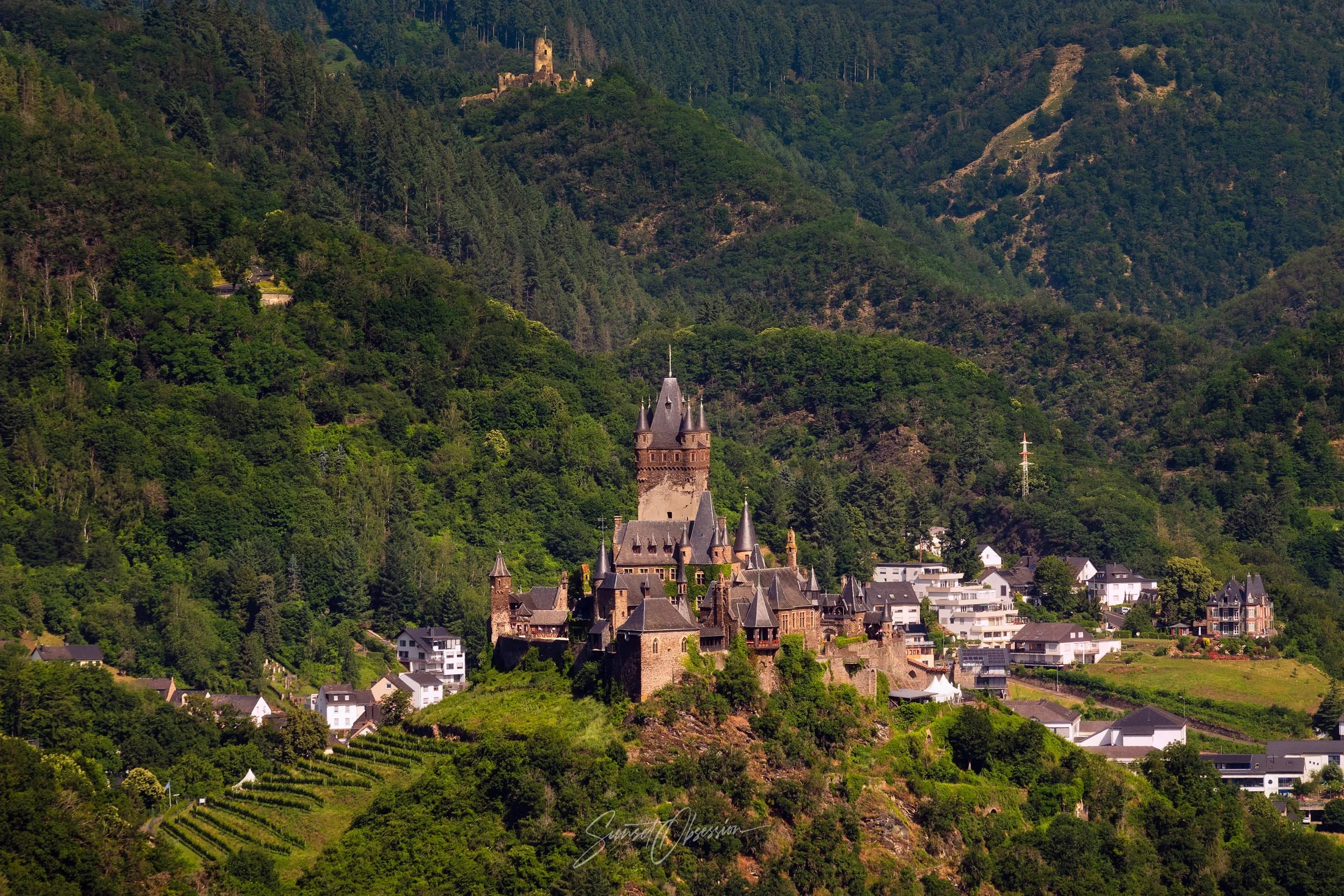 A telephoto close-up on the Cochem castle from the Sehler Hütte hike