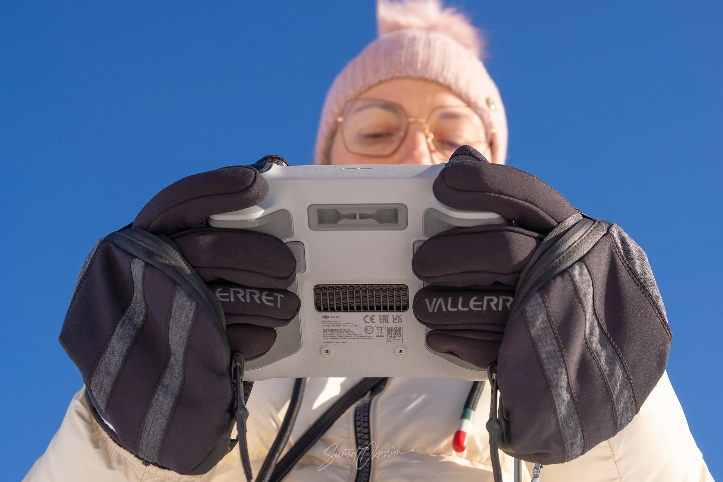 Vallerret Skadi LRS photography mittens are great for flying a drone