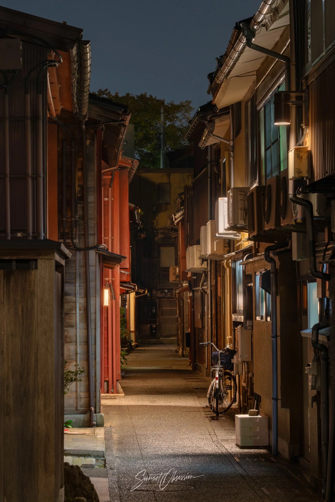 Narrow streets of Kanazawa are awesome for night photography